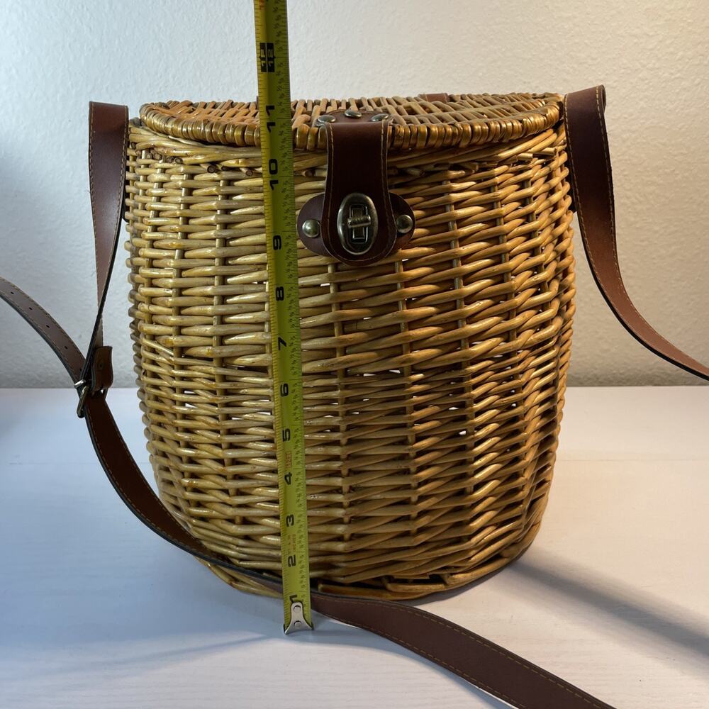 1960s 1970s Wicker Basket Purse Faux Leather Strap Boho Fishing Creel Bag - Picture 9 of 10